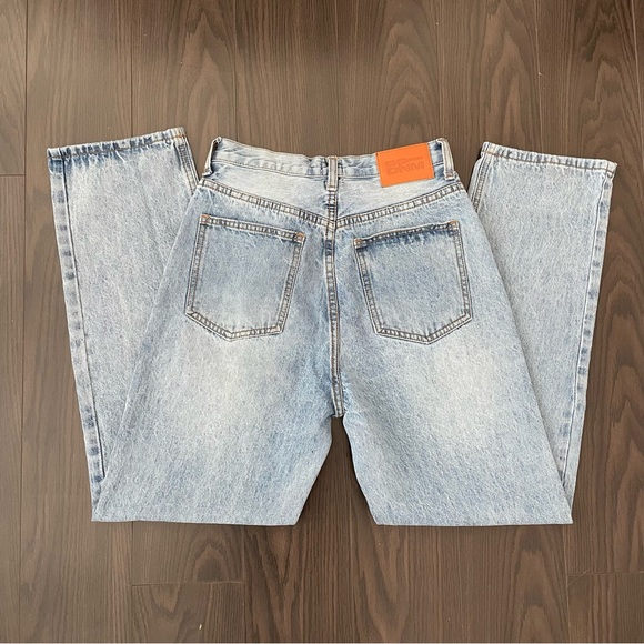 PRINCESS POLLY HOLLY ASYMMETRIC STRAIGHT LEG Light Wash LOWER MID RISE JEANS - Picture 4 of 5